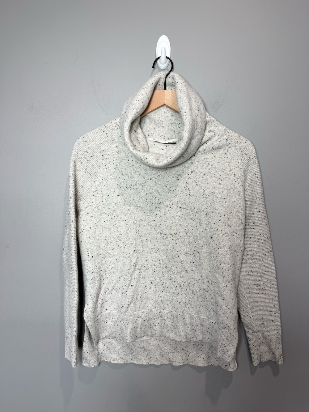 Athleta 100% Cashmere Turtleneck Sweater‎ Medium Oatmeal Speckled Cozy